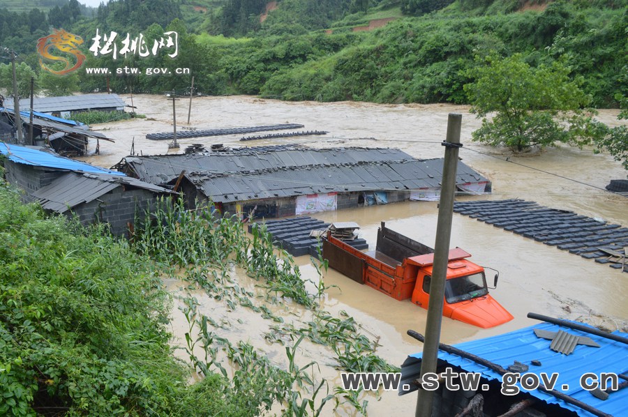 特大暴雨襲擊松桃 搶險(xiǎn)救災(zāi)爭分奪秒