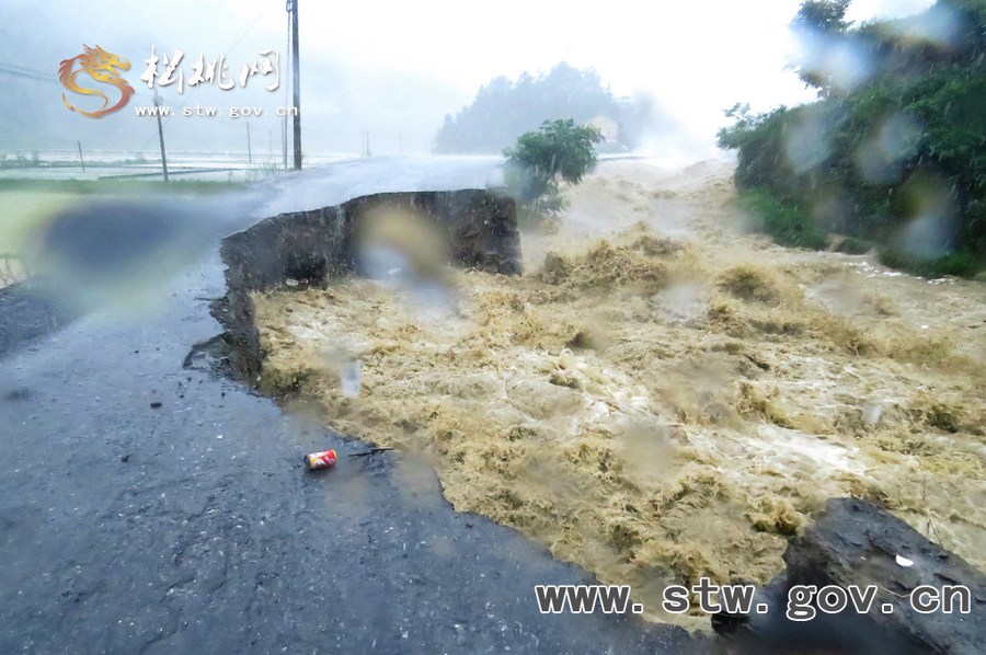 特大暴雨襲擊松桃 搶險(xiǎn)救災(zāi)爭(zhēng)分奪秒