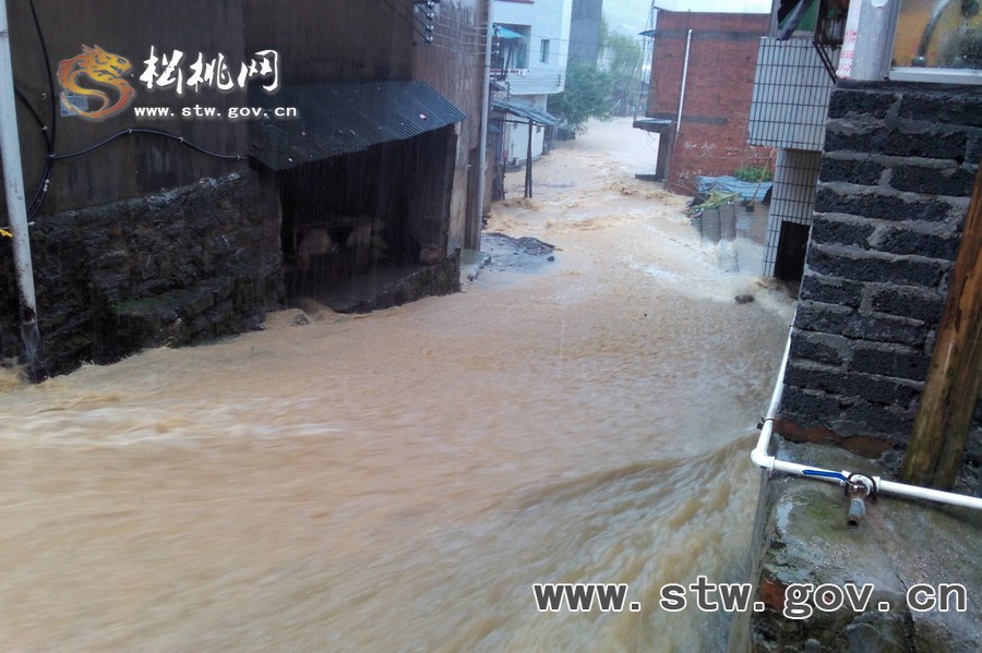 特大暴雨襲擊松桃 搶險(xiǎn)救災(zāi)爭(zhēng)分奪秒