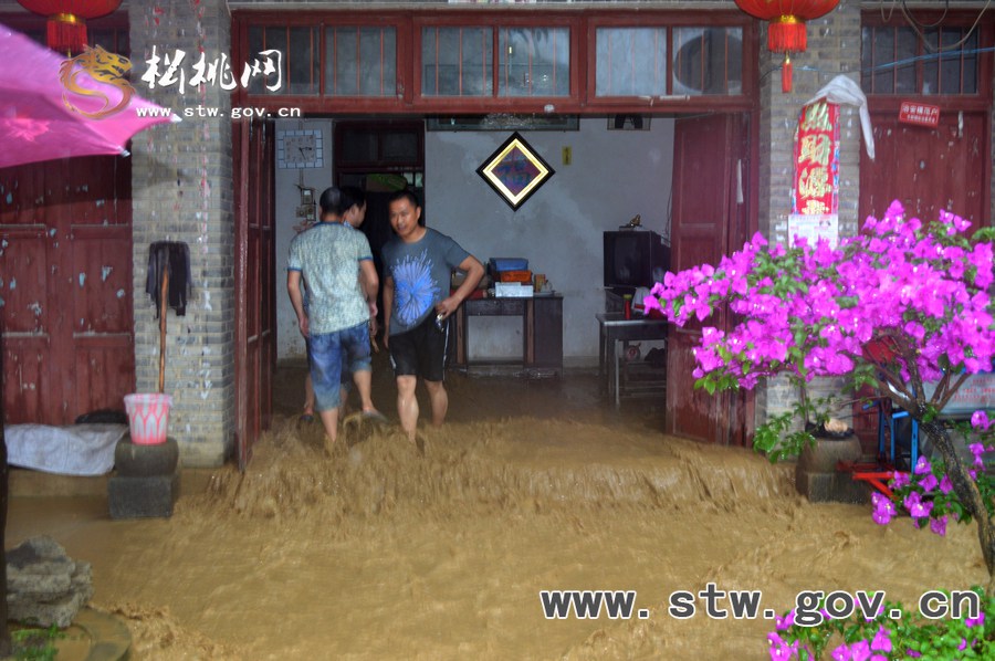 特大暴雨襲擊松桃 搶險(xiǎn)救災(zāi)爭(zhēng)分奪秒