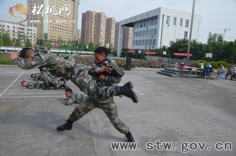 松桃民族中學(xué)2014級新生軍訓(xùn)動員會