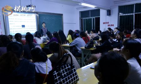松桃一完小強(qiáng)化班班通提升使用技能