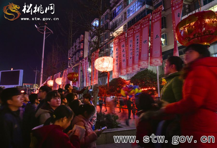 【新春七天樂】松桃數(shù)萬群眾歡騰元宵之夜