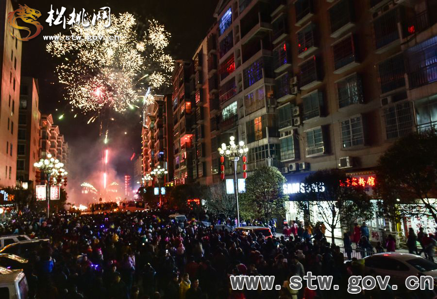 【新春七天樂(lè)】松桃數(shù)萬(wàn)群眾歡騰元宵之夜