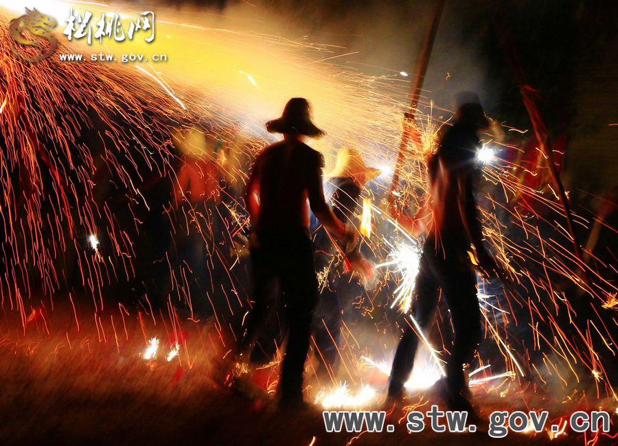 “花燒龍”慶元宵，紅紅火火過(guò)大年