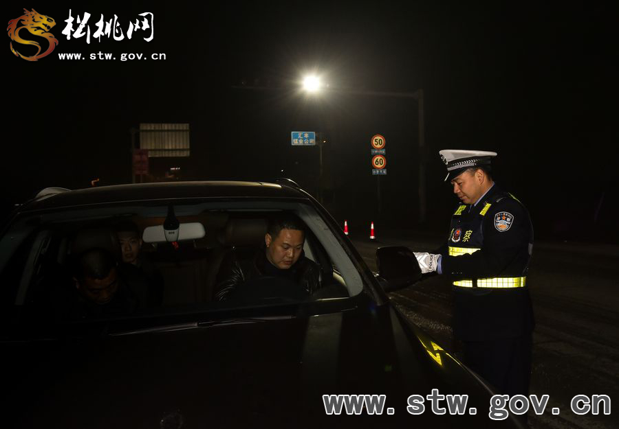 松桃交警嚴(yán)查各類(lèi)道路交通違法行為