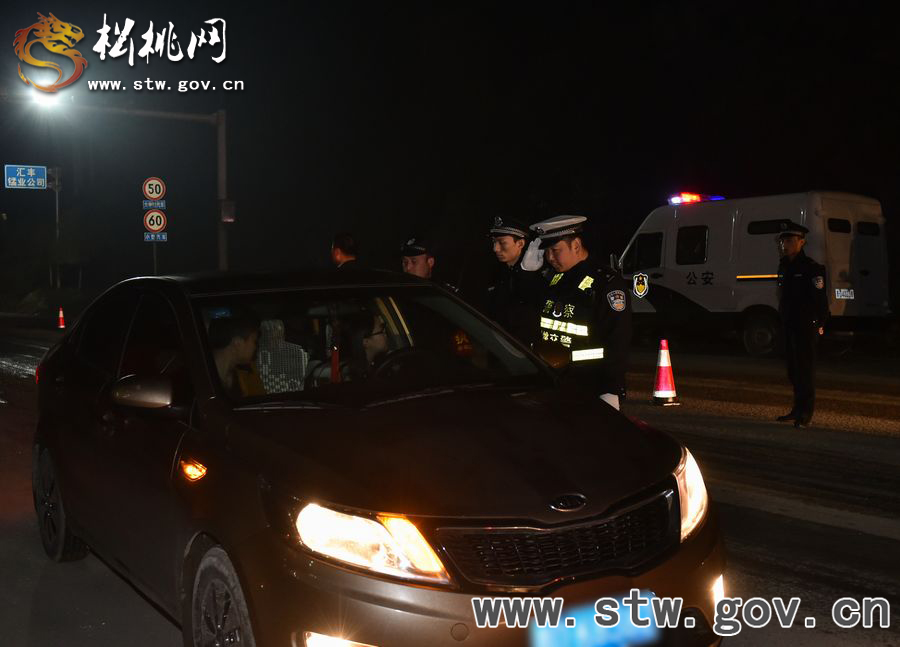 松桃交警嚴(yán)查各類(lèi)道路交通違法行為