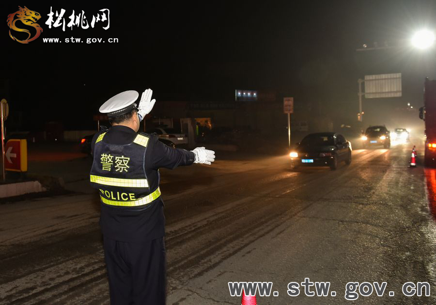 松桃交警嚴(yán)查各類道路交通違法行為
