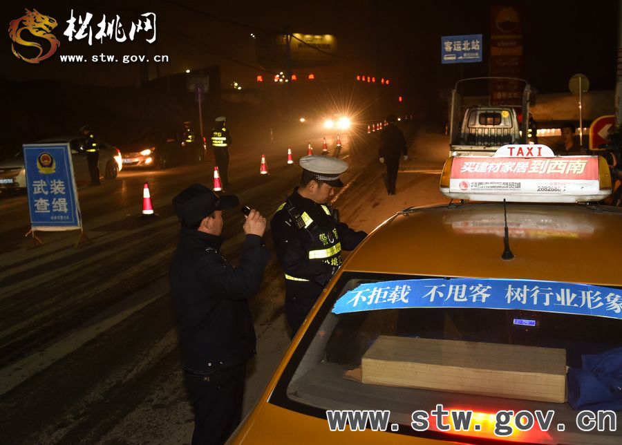 松桃交警嚴(yán)查各類道路交通違法行為