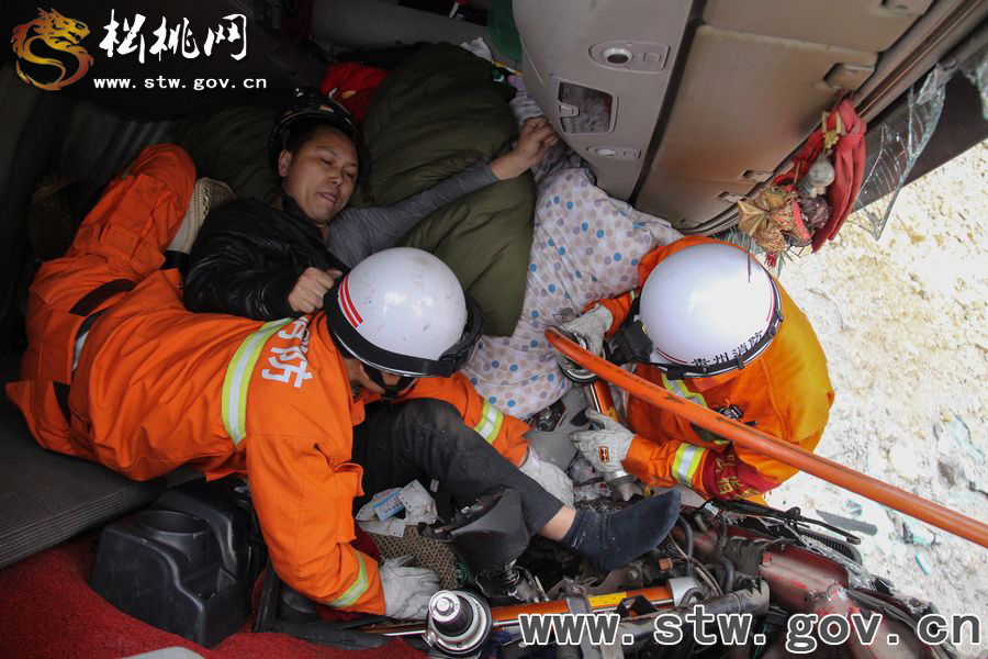 貨車側(cè)翻致司機(jī)被困 松桃消防成功營救