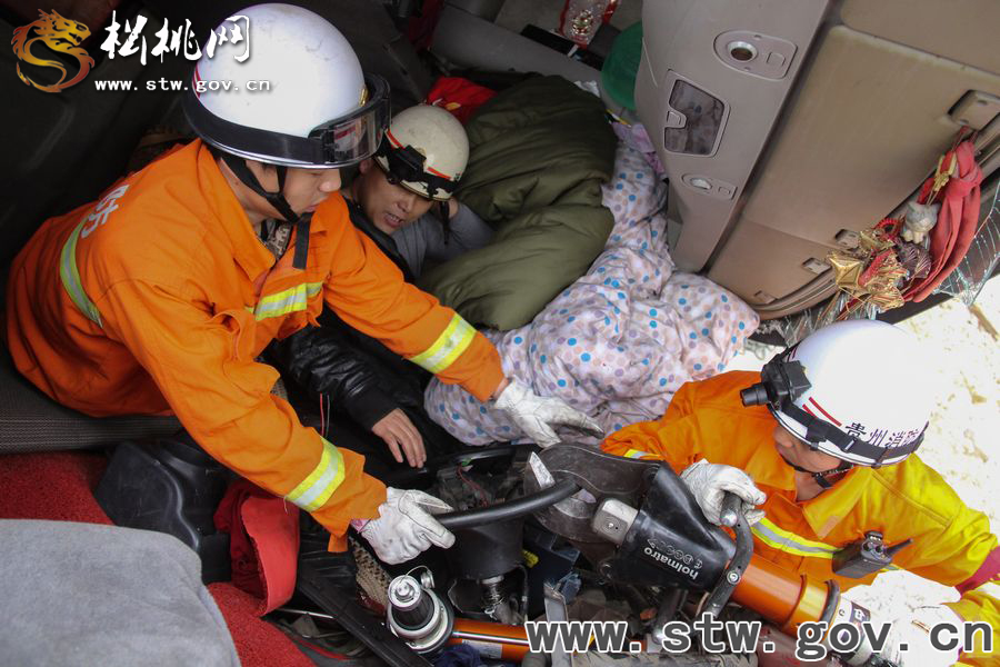 貨車側(cè)翻致司機被困 松桃消防成功營救