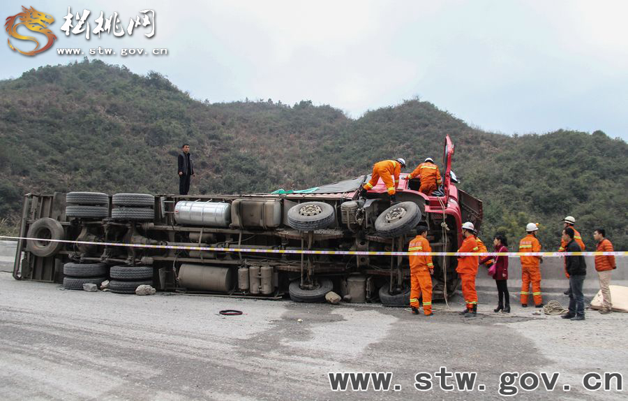 貨車側(cè)翻致司機(jī)被困 松桃消防成功營(yíng)救