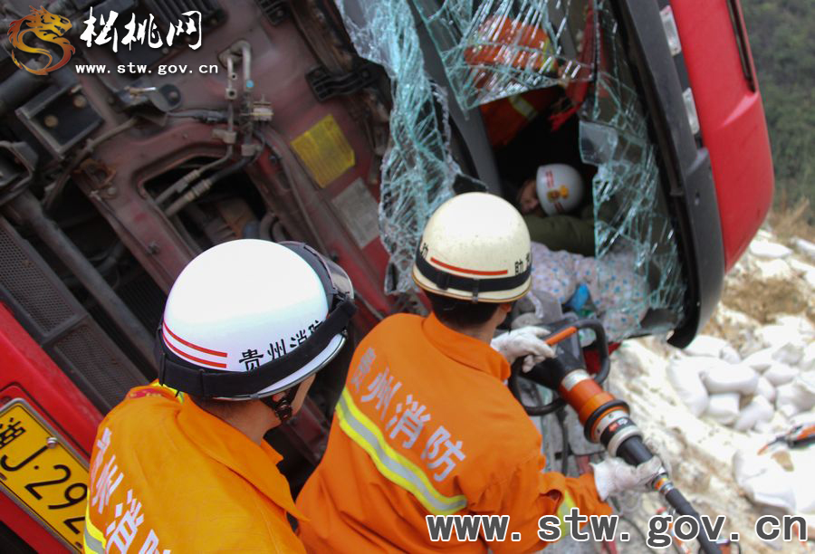貨車(chē)側(cè)翻致司機(jī)被困 松桃消防成功營(yíng)救