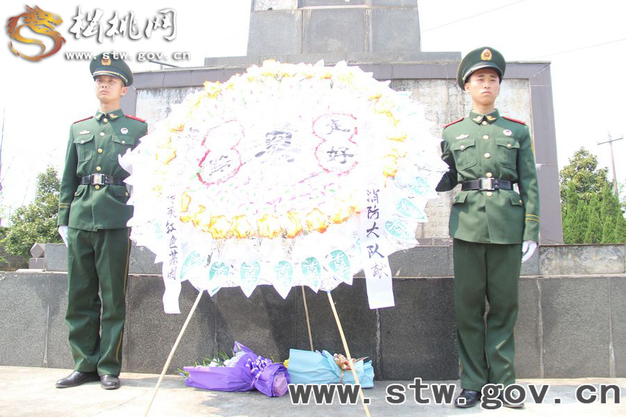 松桃消防官兵“清明節(jié)”前緬懷革命先烈
