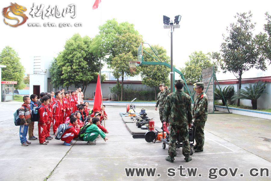 松桃50余名師生“零距離”學習消防知識