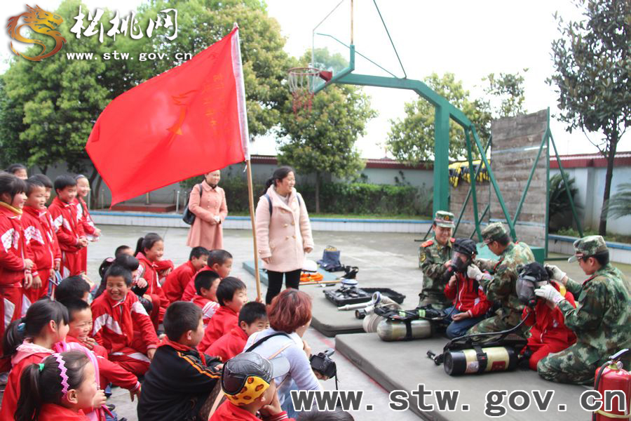 松桃50余名師生“零距離”學(xué)習(xí)消防知識(shí)