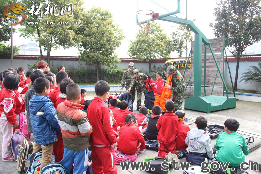 松桃50余名師生“零距離”學(xué)習(xí)消防知識