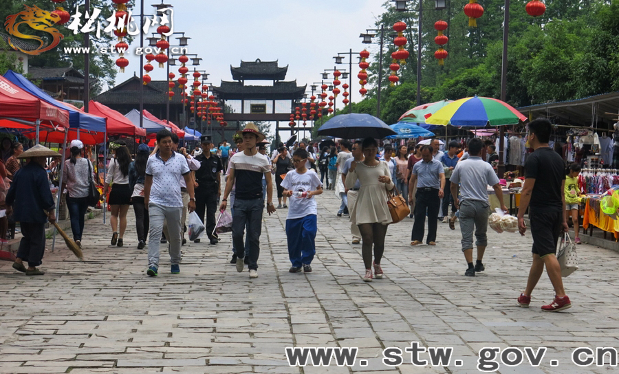 “五一”小長(zhǎng)假苗王城景區(qū)游人如織