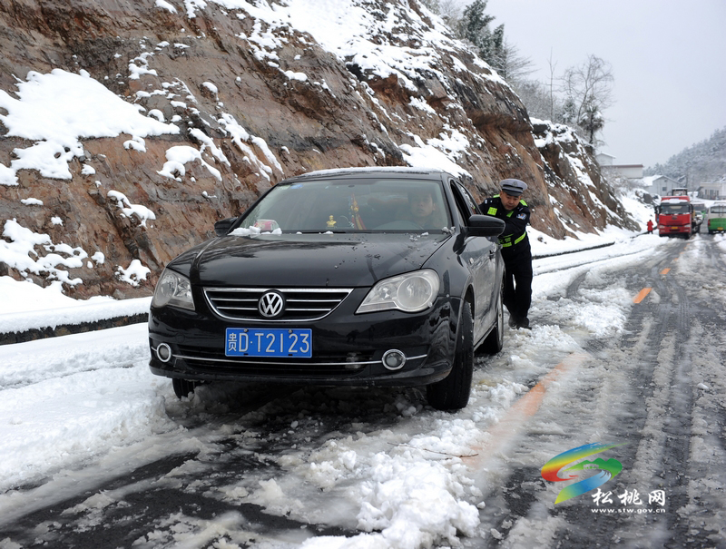 突降大雪 304省道松桃段保暢通