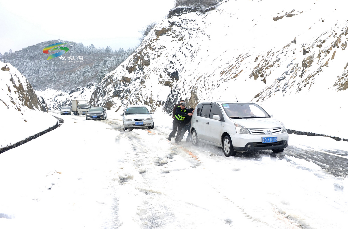 突降大雪 304省道松桃段保暢通