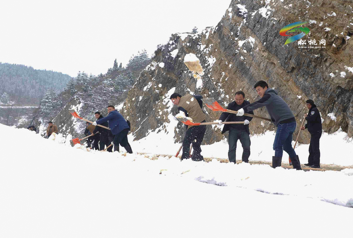 突降大雪 304省道松桃段保暢通