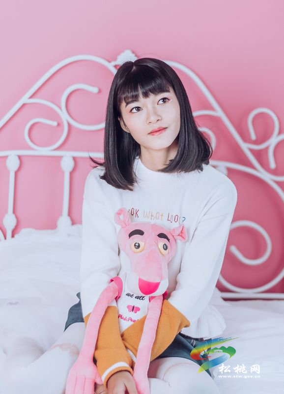 一泓清水腮帶笑  濃濃少女心