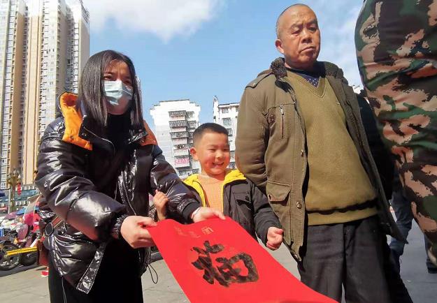 ​【新春走基層】苗鄉(xiāng)“小書法家”街頭揮毫賀新春