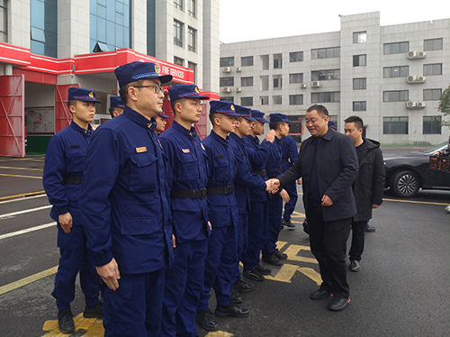 石磊張德沛石敏吳峰龍健清黃曉勇率隊看望慰問春節(jié)值班人員