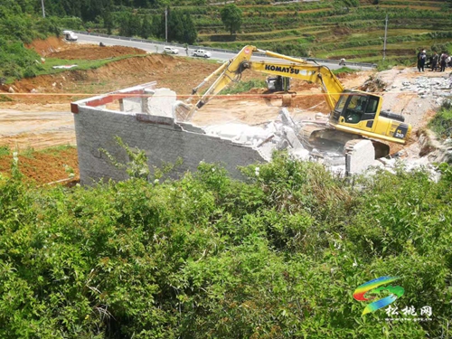 ​世昌街道辦事處進(jìn)行農(nóng)村亂占耕地違法現(xiàn)場拆除工作