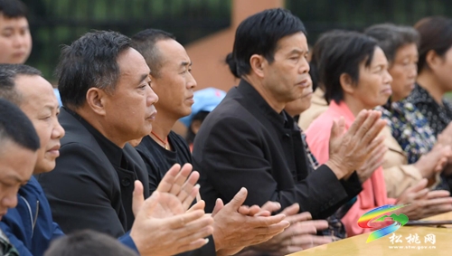 ​盤石鎮(zhèn)響水洞教學(xué)點：歡慶“六一”，快樂過節(jié)