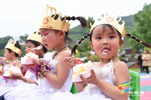 ​盤石鎮(zhèn)響水洞教學(xué)點：歡慶“六一”，快樂過節(jié)
