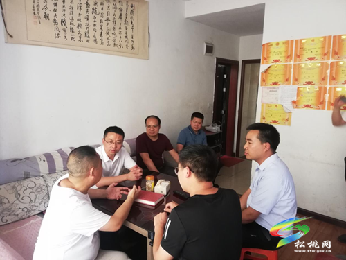 ​馬結(jié)華“七一”前夕走訪慰問生活困難黨員并到太平營街道辦事處調(diào)研