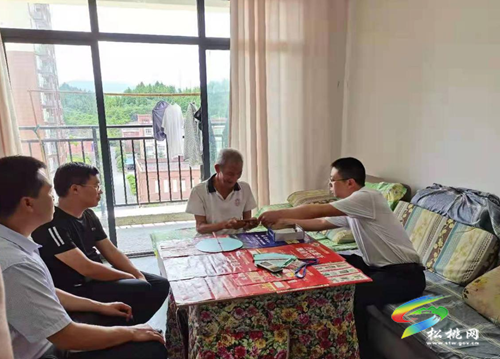 ​馬結(jié)華“七一”前夕走訪慰問生活困難黨員并到太平營街道辦事處調(diào)研