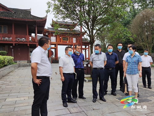 龍群躍到正大鎮(zhèn)苗王城景區(qū)調(diào)研旅游產(chǎn)業(yè)化工作