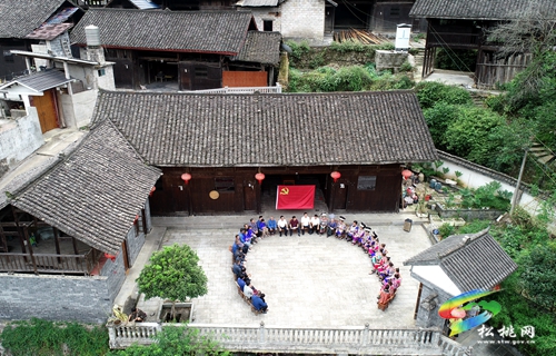 【學(xué)習(xí)習(xí)近平總書記“七一”重要講話精神】雙語(yǔ)”宣講進(jìn)村寨學(xué)習(xí)更加入民心