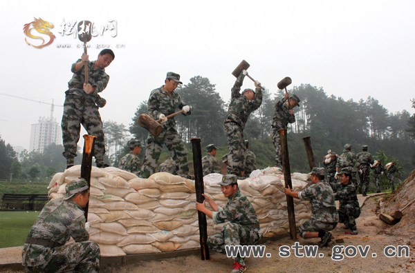 松桃人武部備戰(zhàn)省軍地聯(lián)考聯(lián)評(píng)訓(xùn)練掠影