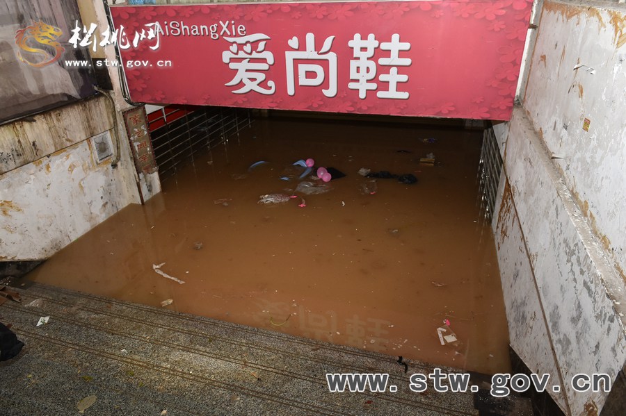 洪峰夜襲松桃 央視記者抵達(dá)現(xiàn)場(chǎng)