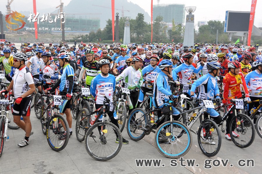 速度與激情：2014年環(huán)梵凈山國(guó)際公路自行車邀請(qǐng)賽