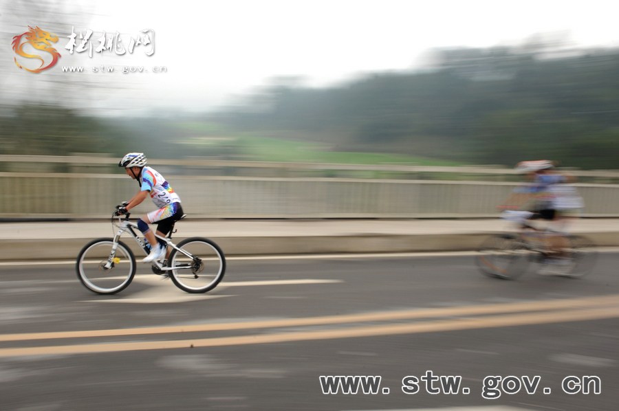 速度與激情：2014年環(huán)梵凈山國(guó)際公路自行車邀請(qǐng)賽