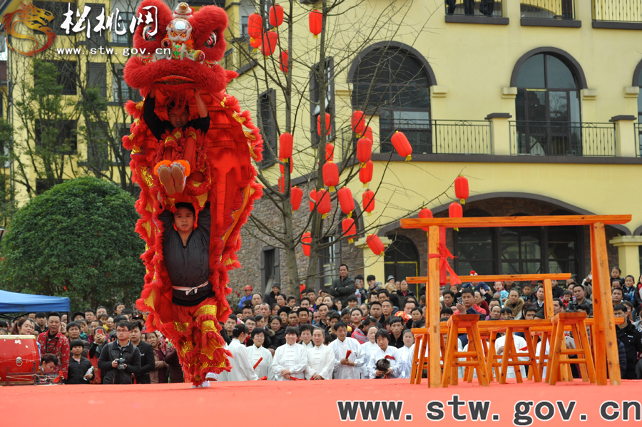 【新春七天樂(lè)】苗鄉(xiāng)“民星”閃耀群眾舞臺(tái)