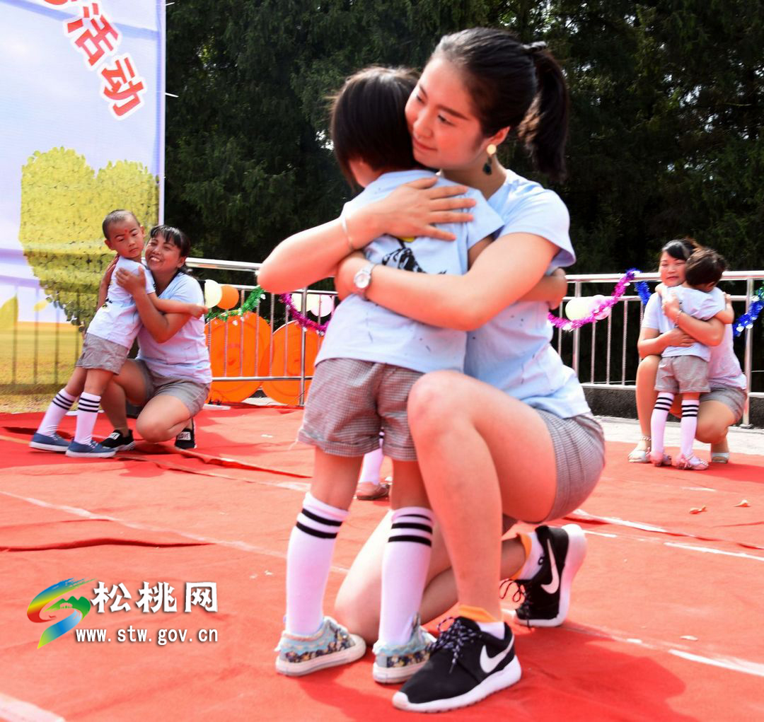 侯溪小學“六一”文藝節(jié)目輪番上演
