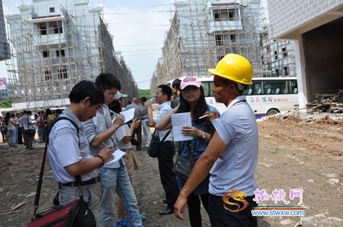全國30多家新聞媒體到我縣開展扶貧生態(tài)移民主題采訪