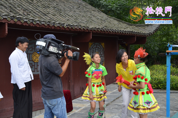 遠(yuǎn)方的家攝制組走進(jìn)苗王城