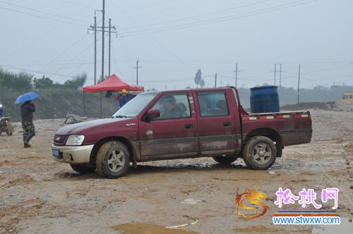 松桃工業(yè)園區(qū)及大道建設忙