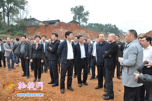 黔東工業(yè)聚集區(qū)成立暨招商引資和園區(qū)建設(shè)工作末位督辦現(xiàn)場會與會代表到松桃現(xiàn)場觀摩