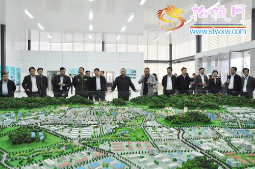黔東工業(yè)聚集區(qū)成立暨招商引資和園區(qū)建設(shè)工作末位督辦現(xiàn)場(chǎng)會(huì)與會(huì)代表到松桃現(xiàn)場(chǎng)觀摩