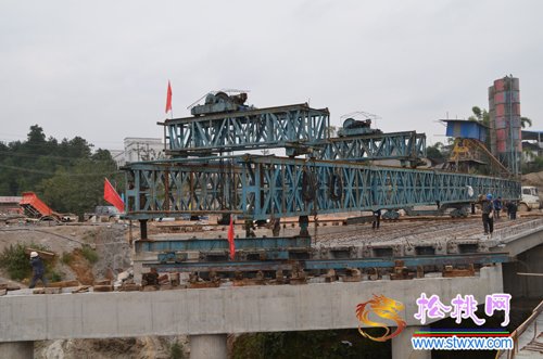 巖腦殼大橋建設(shè)工地一瞥