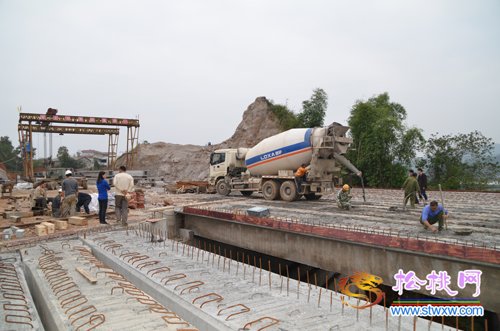 巖腦殼大橋建設工地一瞥