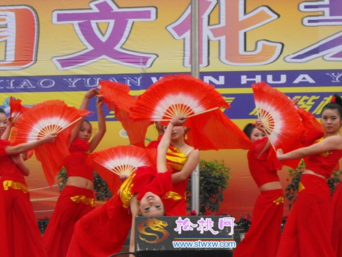 松桃二中舉辦第三屆校園文化藝術(shù)節(jié)
