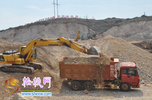 松桃工業(yè)園區(qū)及大道建設(shè)忙
